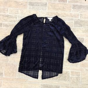 Women’s blouse with flavored 3/4 sleeves and split open in back